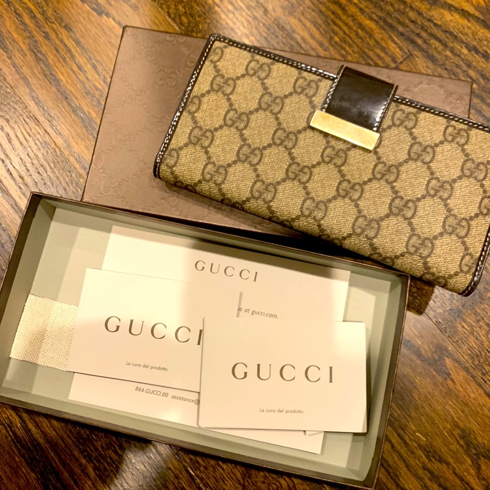 Gucci women’s large wallet in brown coated canvas